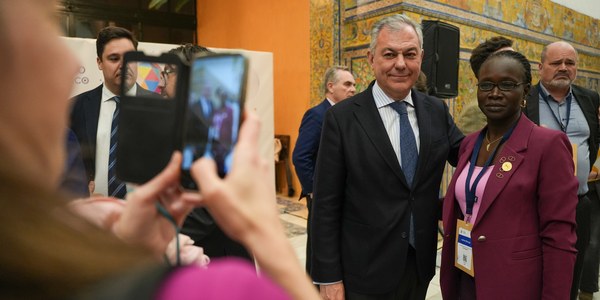 El alcalde Sanz recibe en el Real Alcázar a participantes del VI Foro Mundial de Desarrollo Económico Local