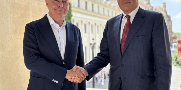 El alcalde Sanz, recibie al embajador de Italia en España, Giuseppe Buccino Grimal