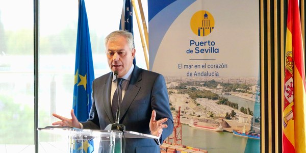 El alcalde Sanz resalta la importancia del Puerto de Sevilla como motor económico de la ciudad y su apuesta para que el Río sea “la gran avenida de Sevilla”