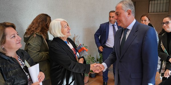 El alcalde Sanz visita comunidad de vecinos de San Jerónimo donde se van a renovar 10 ascensores El alcalde Sanz visita comunidad de vecinos de San Jerónimo donde se van a renovar 10 ascensores