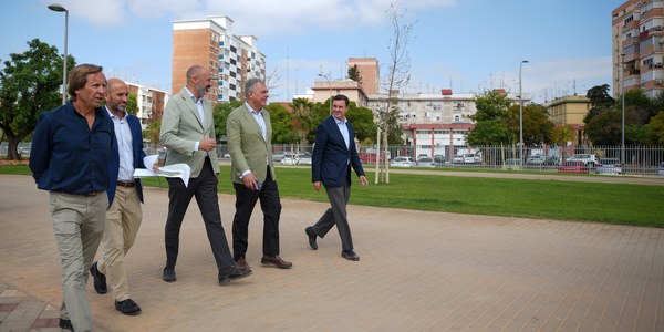 El alcalde Sanz visita el parque Cruz del Campo, el nuevo pulmón verde de San Pablo y Nervión de 7 hectáreas