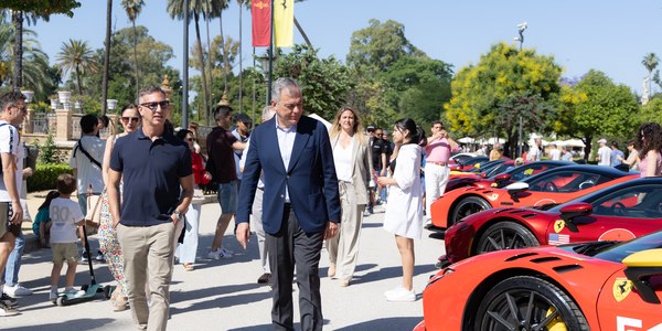 El alcalde Sanz visita la Ferrari Cavalcade en Sevilla: “Un hito de lujo sin precedentes para la ciudad”