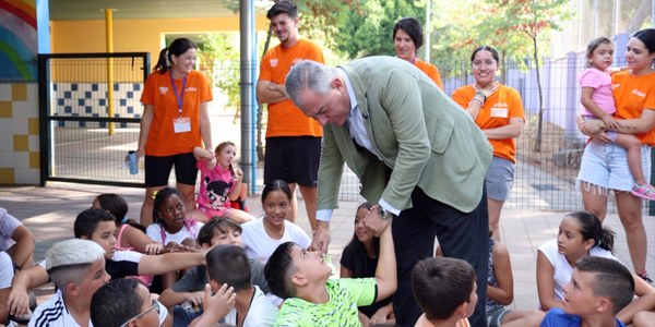 El alcalde Sanz visita las escuelas de verano gratuitas, que atienden a más de 1700 menores y ofrecen casi 40 000 menús durante el verano