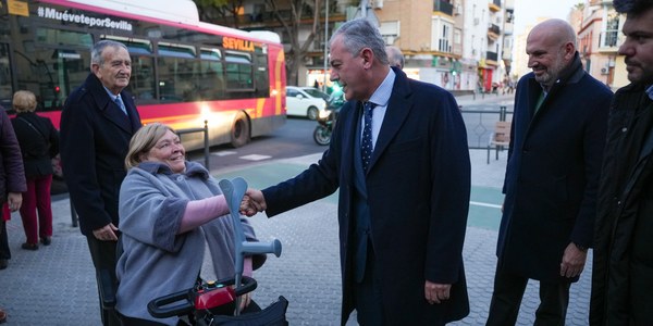 El alcalde supervisa el final de las obras de reurbanización de la calle Juan Díaz de Solís que ha mejorado los accesos al colegio Alfares y al IES Gustavo Adolfo Bécquer