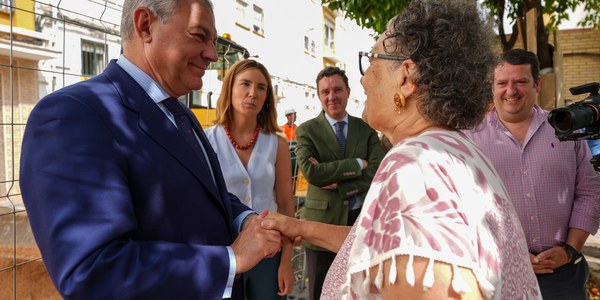 El alcalde supervisa, junto con los vecinos y comerciantes del Tiro de Línea, las nuevas obras de saneamiento de la calle Utrera