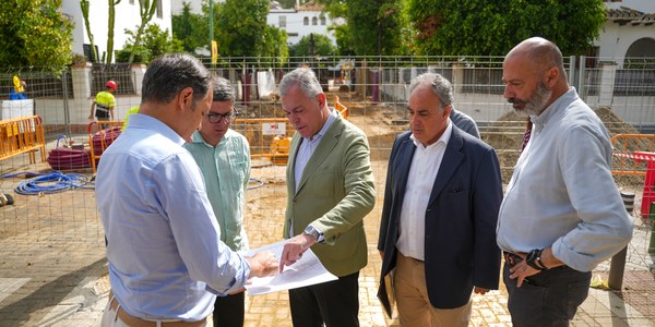 El alcalde supervisa las obras de renovación de la calle Júcar en Heliópolis que cuentan con una inversión de casi de 1,7 millones de euros