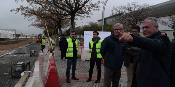 El alcalde supervisa las obras del nuevo carril bici de San Jerónimo que expande la red ciclista de Sevilla hacia el norte