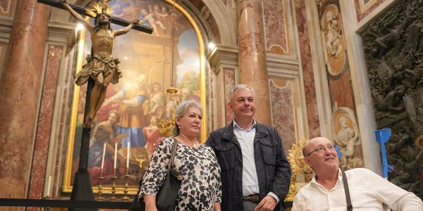El alcalde visita al Cachorro en la Basílica de San Pedro de Roma y califica este acontecimiento “como un hito histórico para la ciudad, las hermandades y toda la Iglesia de Sevilla”