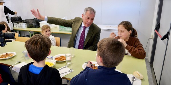 El alcalde visita el nuevo comedor provisional del colegio Valdés Leal que ya está a pleno rendimiento y anuncia la renovación del patio de infantil