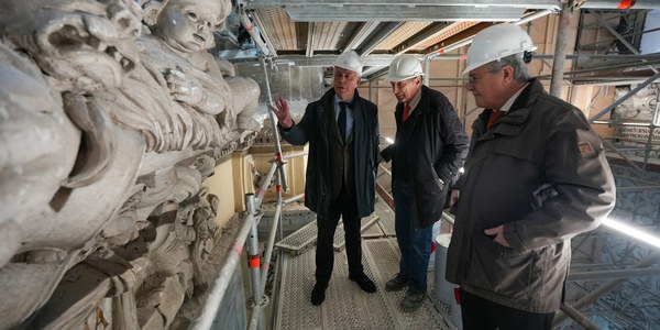 El alcalde visita los trabajos de restauración de las pinturas murales de Valdés Leal y las yeserías del Hospital de la Caridad “con los que la ciudad recupera un tesoro único en España”