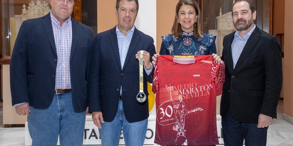 El Ayuntamiento acoge la presentación de la camiseta y la medalla del Medio Maratón de Sevilla