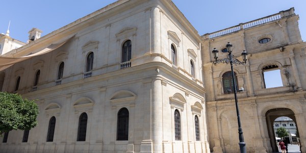 El Ayuntamiento adjudica el contrato de restauración de rejas, carpinterías y vidrieras de la Casa Consistorial