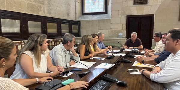 El Ayuntamiento aprueba una inversión de más de 11 millones de euros en nuevos coches para la Policía Local y adjudica las nuevas obras del Mercado de la Feria