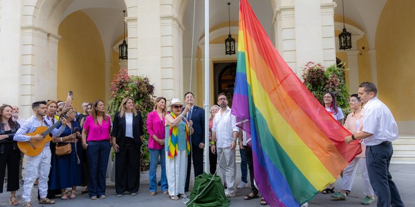 El Ayuntamiento arranca la semana del Orgullo con el izado de la bandera LGTBIQ+
