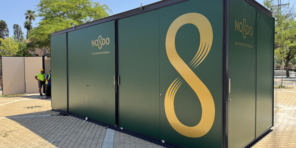 El Ayuntamiento comienza a instalar los nuevos quioscos de flores del cementerio de San Fernando