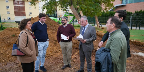El Ayuntamiento comienza las obras de mejora del parque infantil de Alcosa