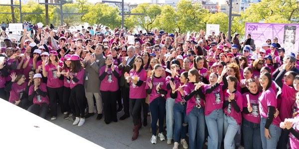 El Ayuntamiento conmemora la lucha contra la violencia hacia las mujeres con un 'flashmob' con más de 300 jóvenes