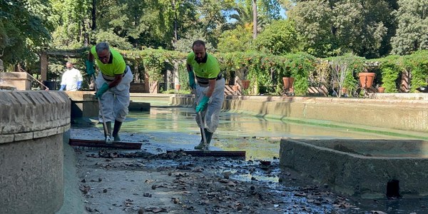 El Ayuntamiento continúa con los trabajos de limpieza en profundidad, mantenimiento y puesta a punto de los estanques del Parque de María Luisa y Jardines del Cristina