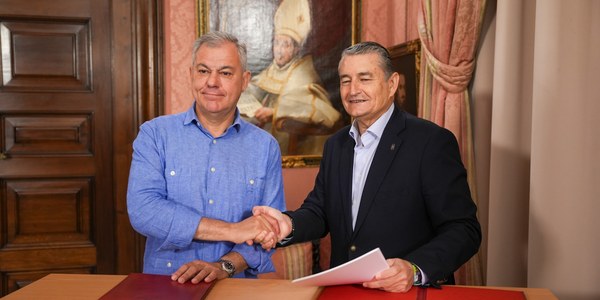 El Ayuntamiento de Sevilla y la Junta de Andalucía firman un convenio para formar a policías locales