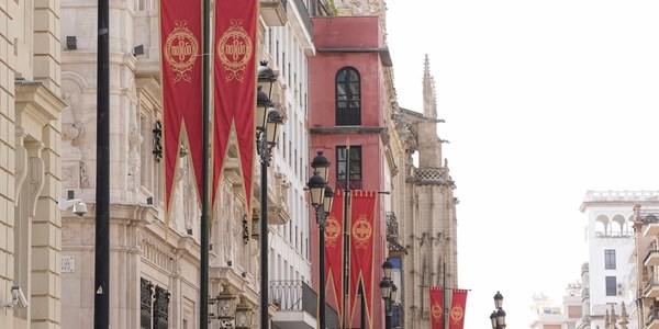 El Ayuntamiento encarga unos nuevos gallardetes en tejido rojo para ensalzar la procesión del Corpus Christi