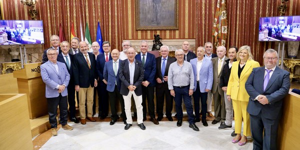El Ayuntamiento homenajea a 27 trabajadores jubilados de Tussam tras décadas de servicio a la ciudad