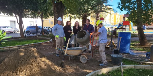 El Ayuntamiento impulsa mejoras en seguridad, ajardinamiento y ordenación del Jardín de Manuel Garrido en La Barzola