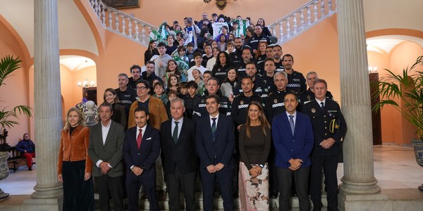 El Ayuntamiento impulsa una campaña contra el acoso escolar junto al Real Betis Balompié y el Sevilla F. C.