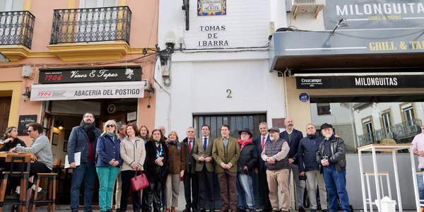 El Ayuntamiento inaugura la cerámica de la “Antigua Calle del Aceite” en Tomás de Ibarra, el decimotercer retablo recuperado del callejero de Pablo de Olavide