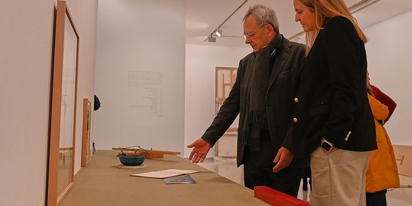 El Ayuntamiento inaugura la exposición ‘Un Índice’ de Juan Suárez en la Sala Atín Aya