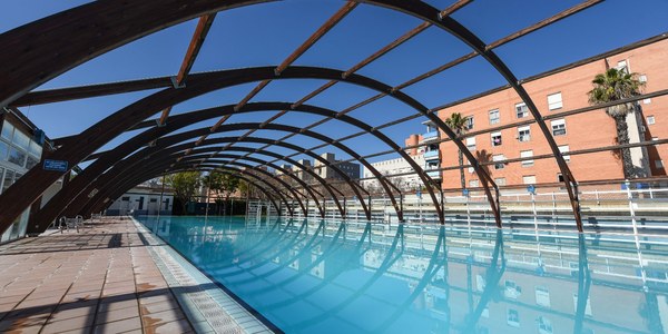 El Ayuntamiento inicia la retirada la cubierta de la piscina del Centro Deportivo Entreflores para garantizar la seguridad de los usuarios