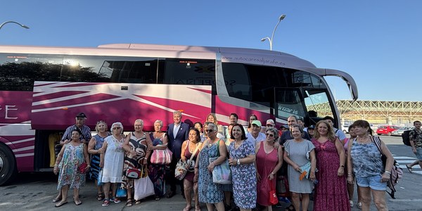 El Ayuntamiento lleva a la playa a más de 5500 sevillanos en los viajes de verano de todos los distritos