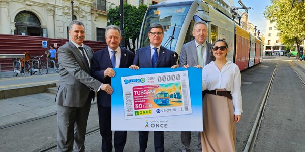El Ayuntamiento presenta el cupón de la ONCE conmemorativo del 50 aniversario de Tussam y celebra su "medio siglo de crecimiento en inclusión, sostenibilidad y accesibilidad"