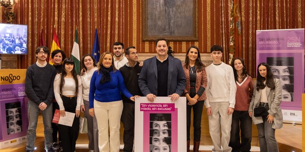 El Ayuntamiento reconoce a los ganadores del concurso de carteles y eslóganes del 25N