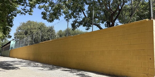 El Ayuntamiento renueva el cerramiento del CEIP Nuestra Señora de la Paz, en el Polígono Sur, otorgando mayor seguridad al colegio