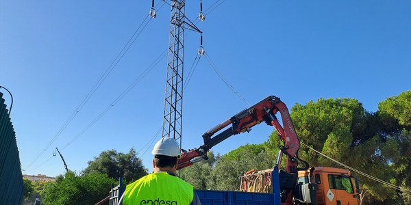 El Ayuntamiento y Endesa comienzan a desmontar las dos líneas de alta tensión que atraviesan Sevilla Este