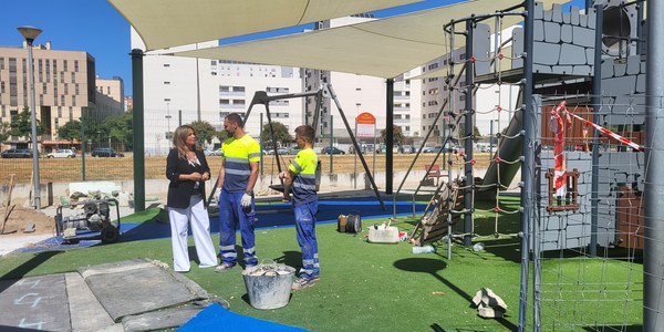 El Gobierno de Sanz arranca en la calle Faustino Gutiérrez Alviz, en Sevilla Este, la instalación de toldos en los parques infantiles de Sevilla