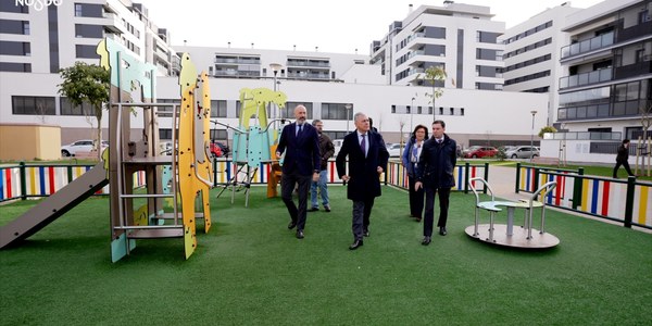 El Gobierno de Sanz construye un nuevo parque infantil y mejora todo el entorno de la plaza Antinoo de Sevilla Este