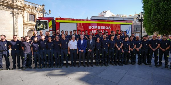 El Gobierno de Sanz incorpora 45 nuevos bomberos y presenta un nuevo vehículo al Servicio de Prevención y Extinción de Incendios de Sevilla
