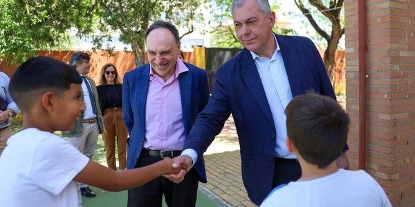 El Gobierno de Sanz invertirá más de un millón de euros en pintar casi una veintena colegios durante los meses de verano