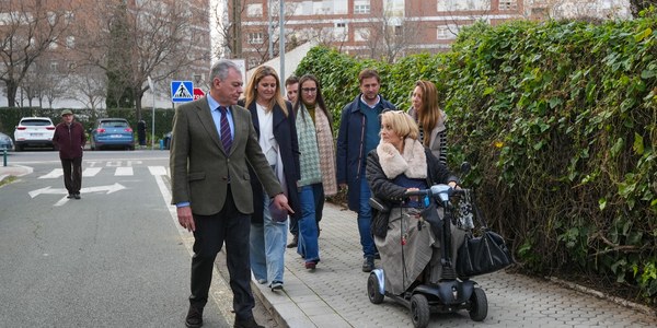 El Gobierno de Sanz mejora los itinerarios escolares y peatonales de Santa Clara en calles donde no existía ni acerado