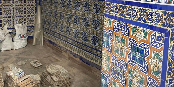 El Gobierno de Sanz paraliza las obras de reforma en inmueble del casco histórico para garantizar la conservación de murales cerámicos del siglo XIX