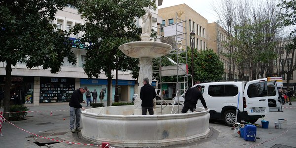 El Gobierno de Sanz recupera la fuente de la Plaza de la Magdalena tras 15 años de su última restauración integral