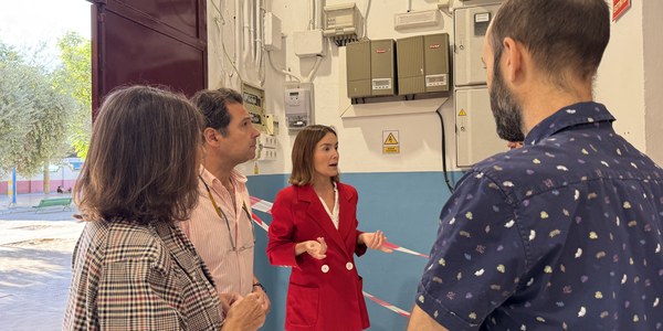 El Gobierno de Sanz renueva el sistema eléctrico completo del CEIP Arias Montano tras una fallida obra del gobierno anterior que dejó un solo enchufe por aula