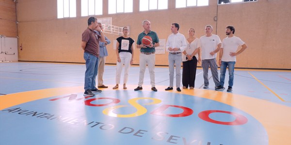 El Gobierno de Sanz renueva en tiempo récord la pista del pabellón cubierto del C. D. Pino Montano, que evitará futuras inundaciones con pavimento de primera calidad