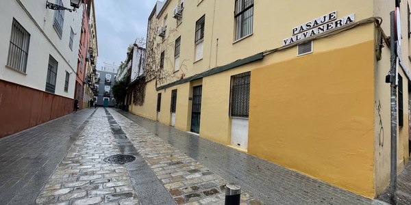 El Gobierno de Sanz renueva las canalizaciones del Pasaje Valvanera y recupera el adoquín de Gerena en esta histórica calle del Casco Antiguo
