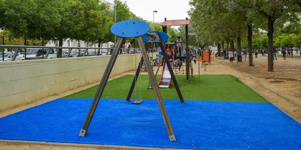 El Gobierno de Sanz renueva los pavimentos de seguridad de más 20 % de los parques infantiles de la ciudad