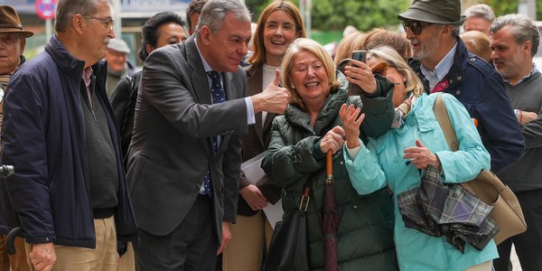 El Gobierno de Sanz renueva y hace más accesibles los acerados de Huerta de la Salud tras décadas sin ninguna intervención