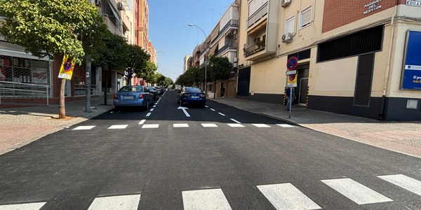 El Gobierno de Sanz repavimenta en una noche la calle Marqués del Nervión, entre Luis Montoto y Eduardo Dato, y suma esta vía a su ambicioso plan de reasfaltado