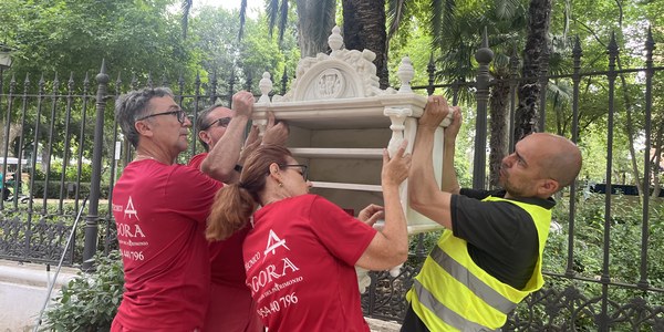 El Gobierno de Sanz restaura y repone el anaquel de la Glorieta de Bécquer dentro del plan pionero de conservación de esculturas de los parques históricos