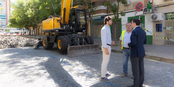 El Gobierno de Sanz reurbaniza arterias de Bami y reutilizará su adoquín de Gerena para calles históricas del Casco Antiguo